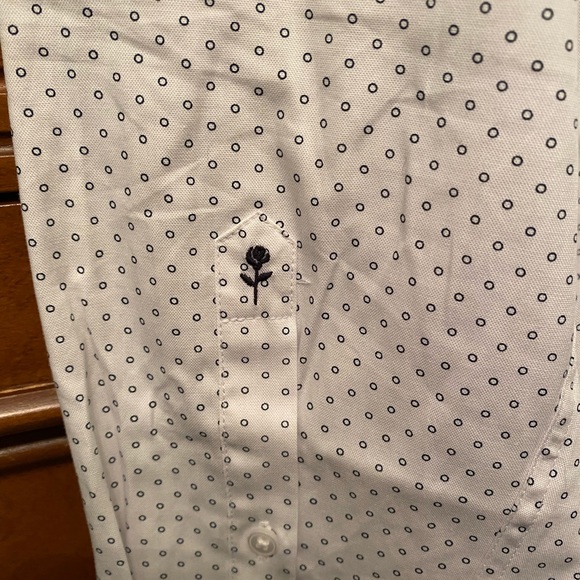 Beautiful button up shirt. Size L - Picture 4 of 4